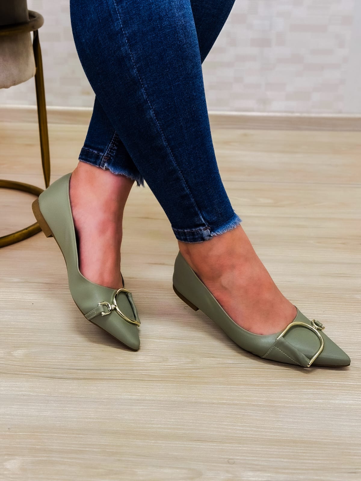 Sandália Bico Fino Verde Oliva com Fivela Dourada